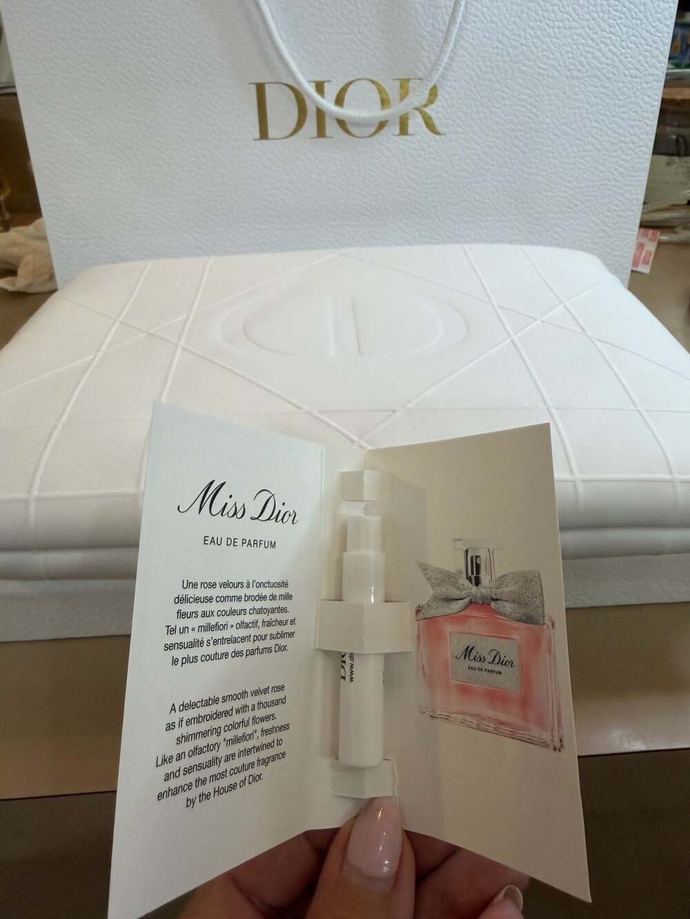 Dior Beauty White Quilted VIP Gift Cosmetics Pouch with Star Zipper Charm - Picture 2 of 8